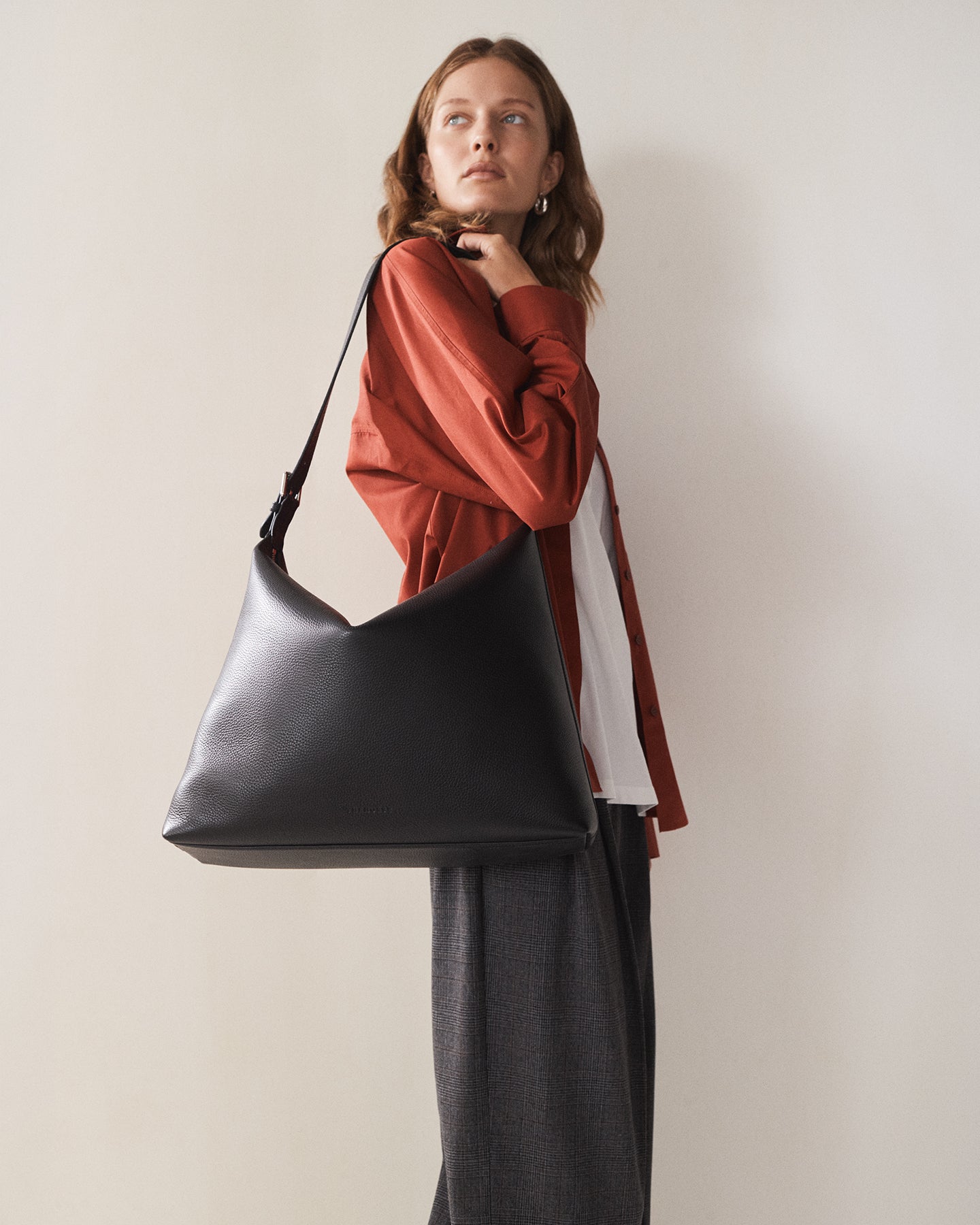 The Large Daisy Handbag in Black | The Horse