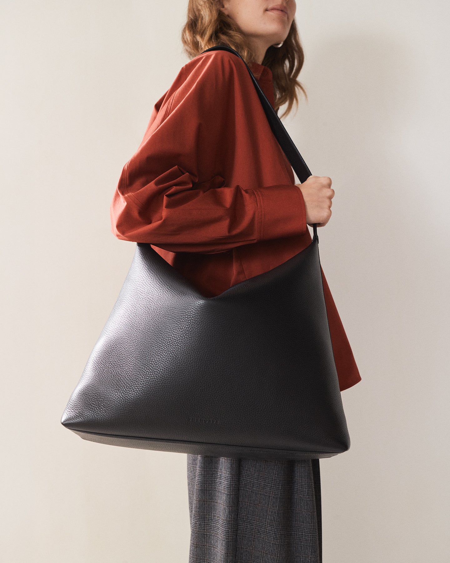 The Large Daisy Handbag in Black | The Horse